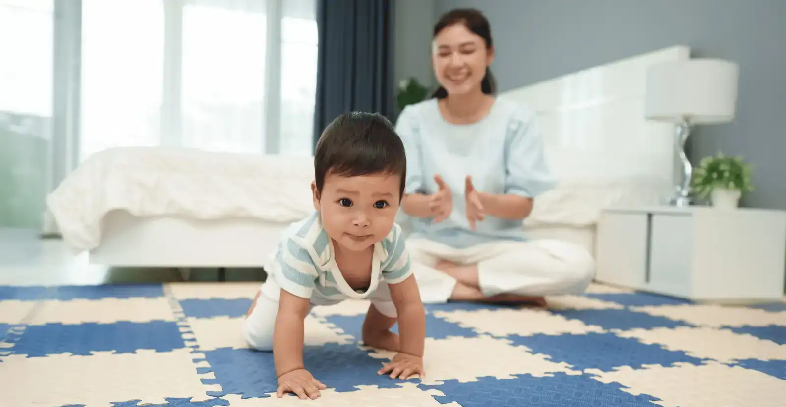 Yuk, Kenali Milestone Bayi 0-12 Bulan, Dari Berguling hingga Belajar Jalan